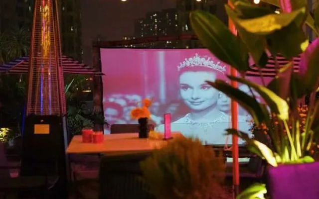 THE  YES  Hotel