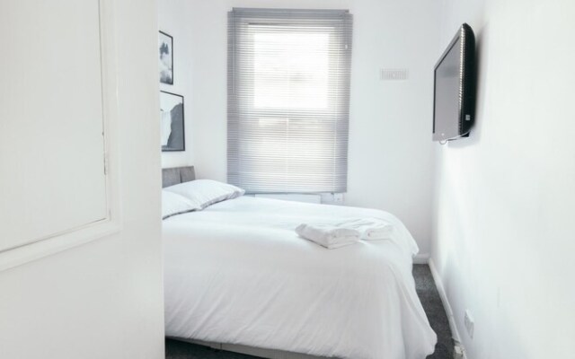 NEW Sleek and Chic 1BD Brighton Flat - Sleeps 3