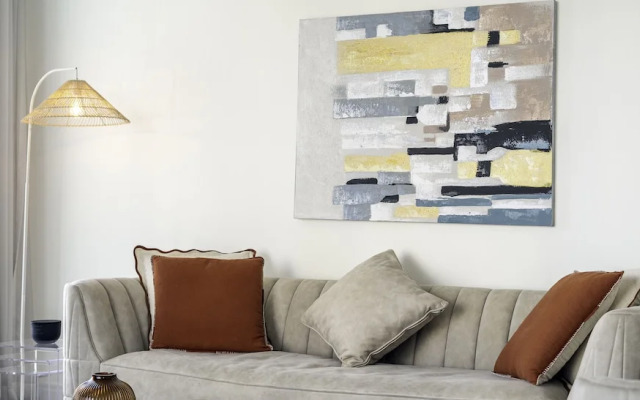 Stunning 2 BR in the heart of Downtown