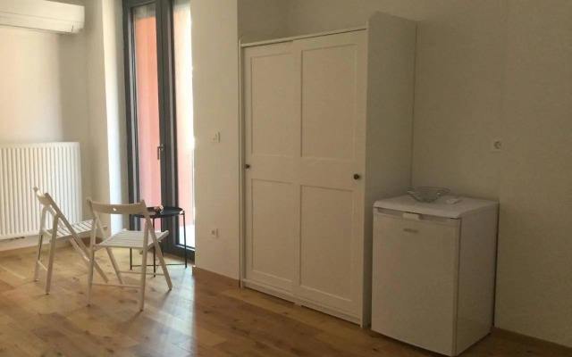 Lovely studio appartment with patio near the sea