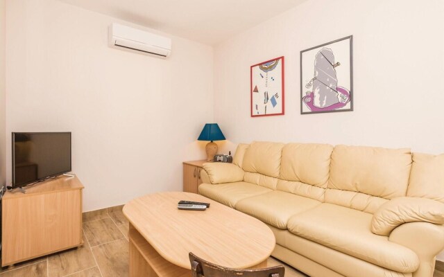 Stunning Home in Icici With Wifi and 2 Bedrooms