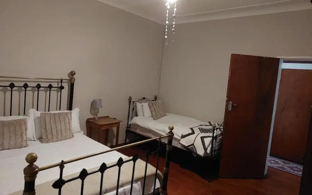 Charming 3-bed House in Beaufort West