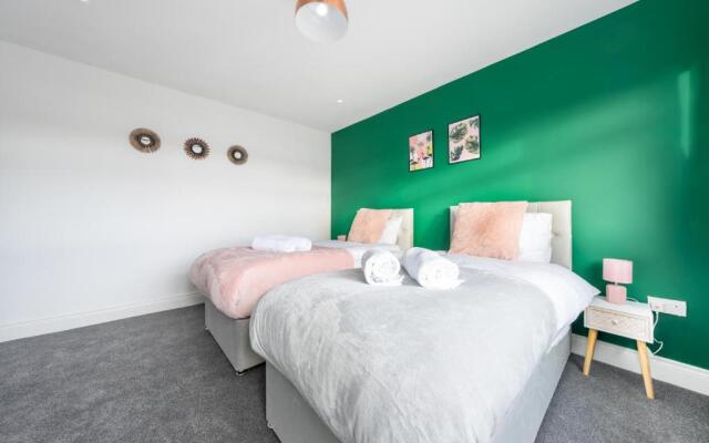 Spacious Modern 3 bed House Near Heathrow Airport