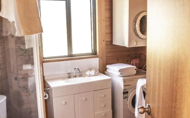 Little Norfolk Bay Events and Chalets – Bathroom – Taranna