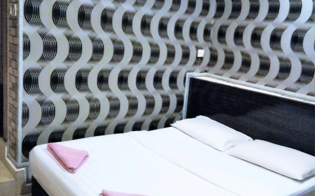 OYO 89407 EZI Hotel