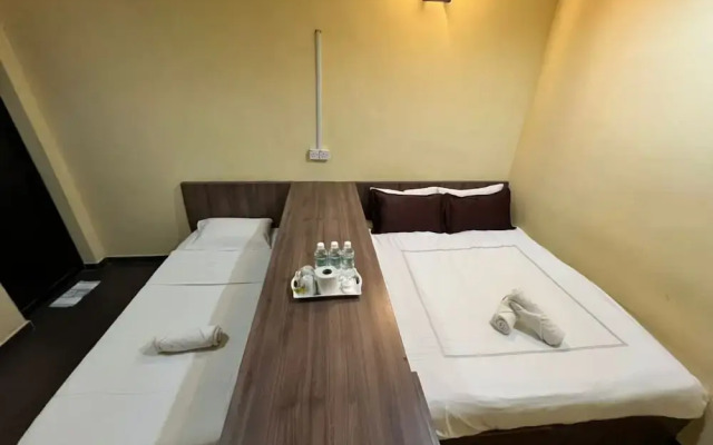 OYO 91040 Hotel Ezi Inn
