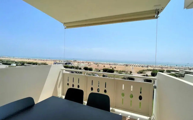 Apartment in a Prime Seafront Location