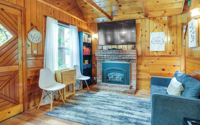 Fire Pit, Deck & Grill: Cozy Twain Harte Cabin!