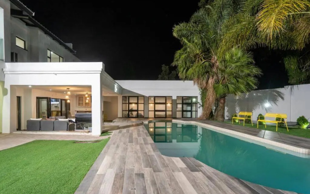 Private Modern 10 bdrm Home tucked away in Sandton