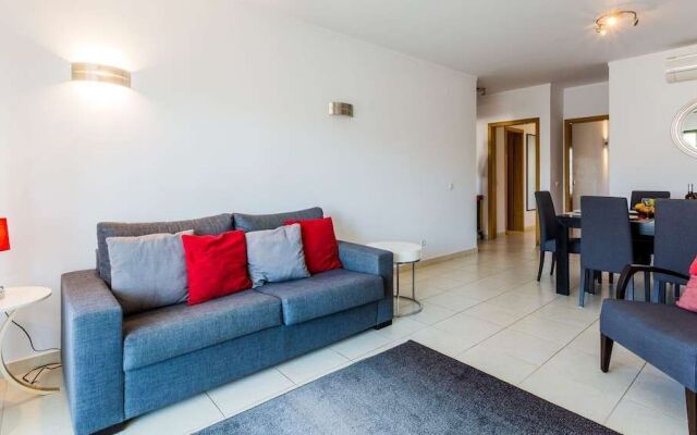 Central Albufeira 2-B Apt, Sleeps 6, Pool, Parking