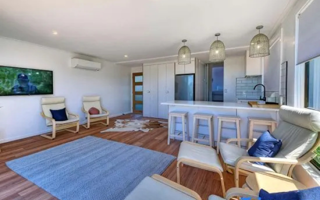On the Beach 2 – Guest Rooms – Coles Bay