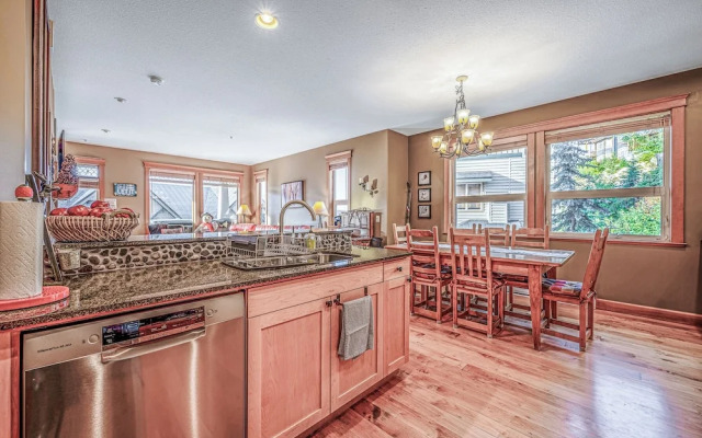 Treetop Getaway Ski In And Out Sleeps 10