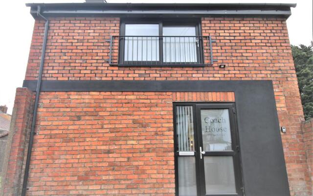 The Coach House - Free Private Parking - by PROPERTY PROMISE