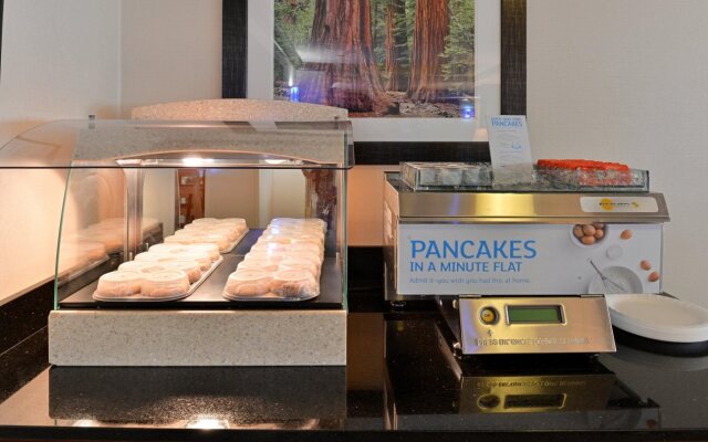 Holiday Inn Express Hotel & Suites River Park by IHG