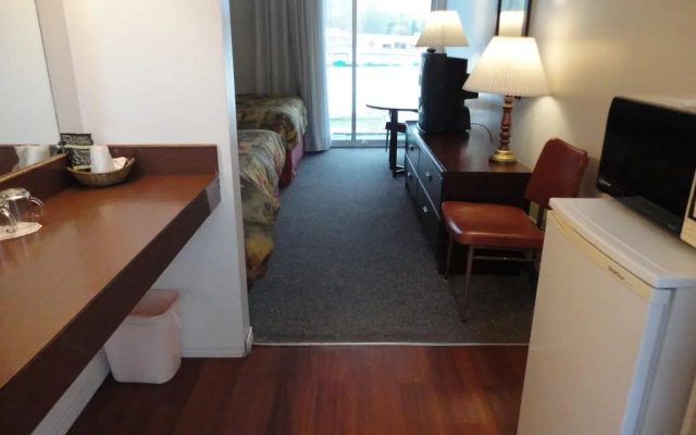 Monashee Motel