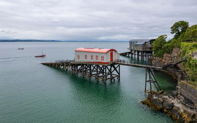 Tenby Studio Apartment - Stroll to Beach and Town
