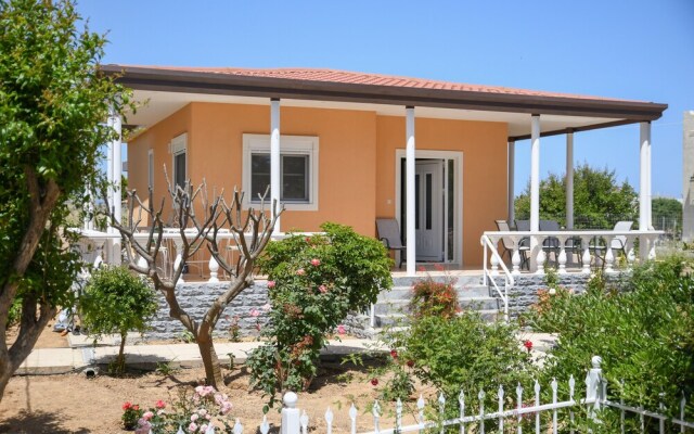 Art Garden house - 500m from the Beach