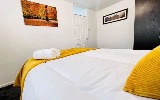 Mayfair Place - Cosy 3 Bedroom House with Free Parking