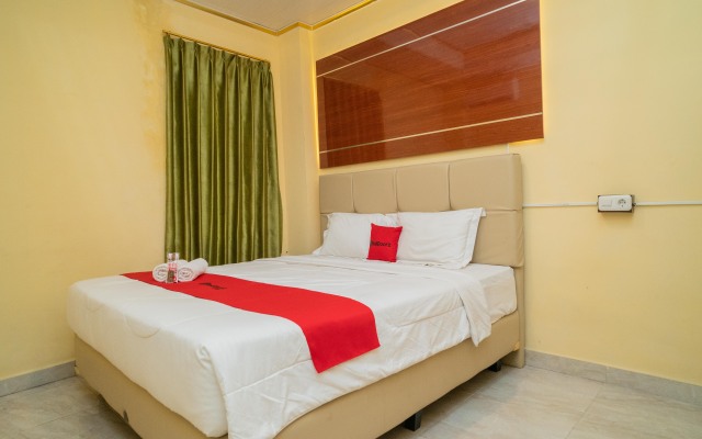 RedDoorz Plus Syariah near Pasar Turi