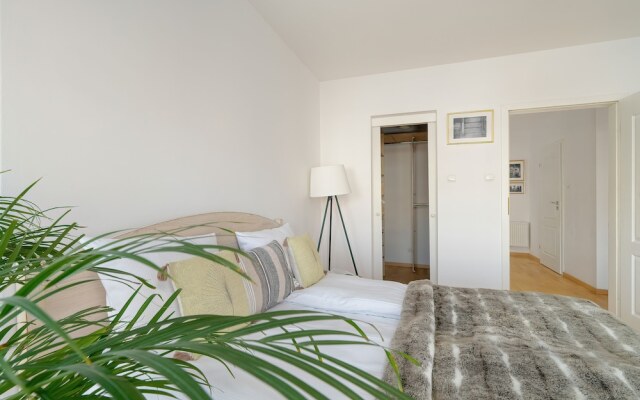 Apartment With Parking Poznań by Renters