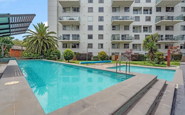 Stylish 1-bed Apartment With Balcony & Pool Access