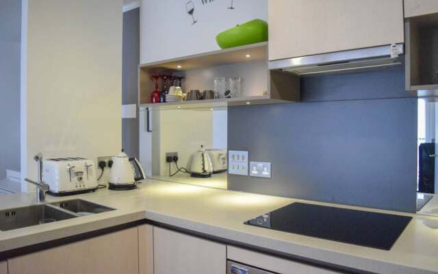 Modern 2 Bedroom Apartment with Balcony On The Canal