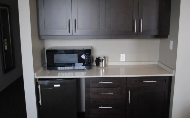 Days Inn and Suites Lindsay