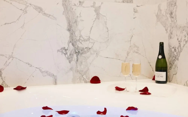 Lavie Maison Marais AC Hot Tub