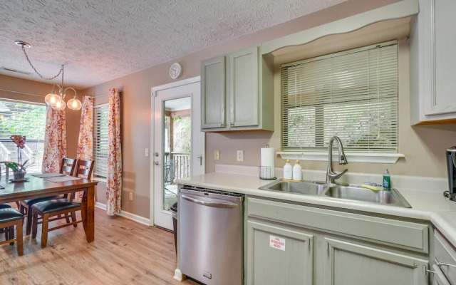 Family-friendly Gatlinburg Home w/ Hot Tub!