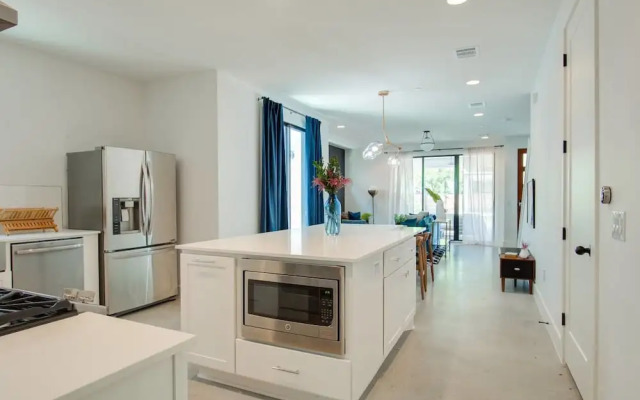 Divine 3br/2.5ba Downtown/east-side Home by Domio