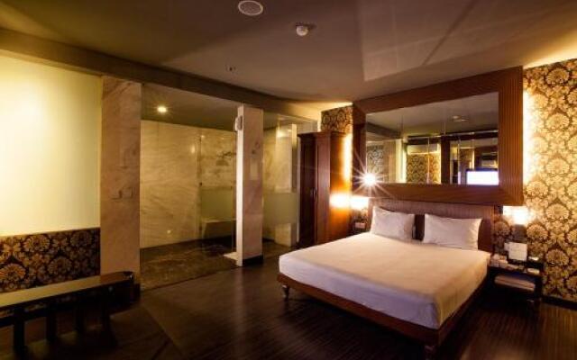 Illigals Hotel & Club