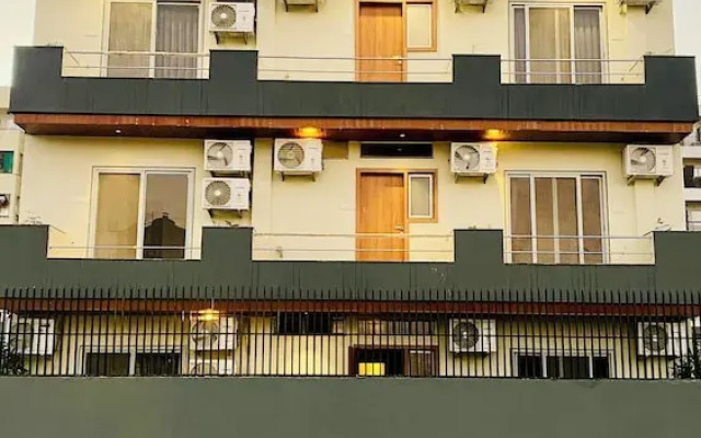 Stay 10 Parallel Apartment Hotel