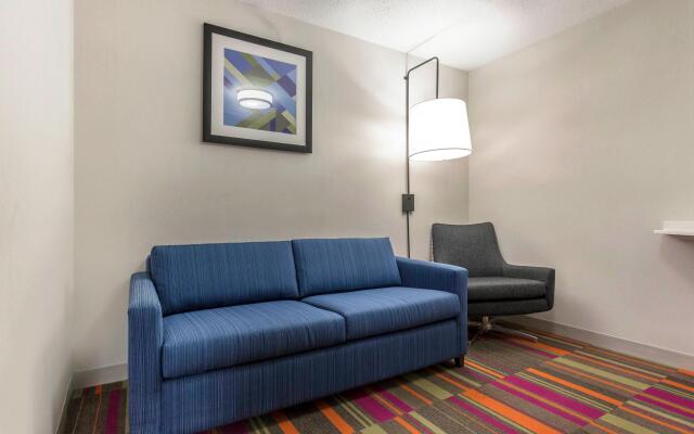Holiday Inn Express & Suites Chicago West - St Charles
