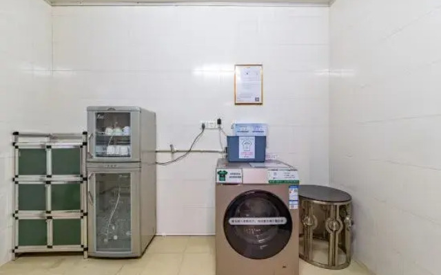 Jinding Hotel (Guangzhou North Station Huaguoshan Park Subway Station)