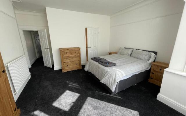 3 bedroom Garden apartment next to craig-y-don park