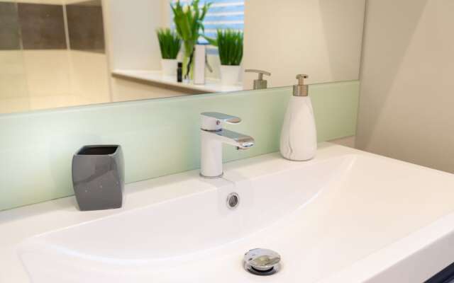 Central Plymouth Apartment By University