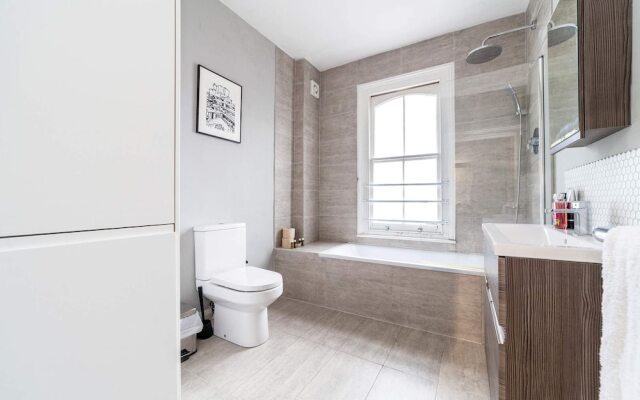 Modern 2-bed Flat in Shepherds Bush - Comfort & Style!