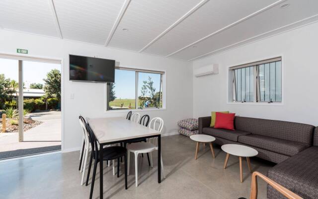 Tasman Holiday Parks - Papamoa Beach – Guest Rooms – Tauranga