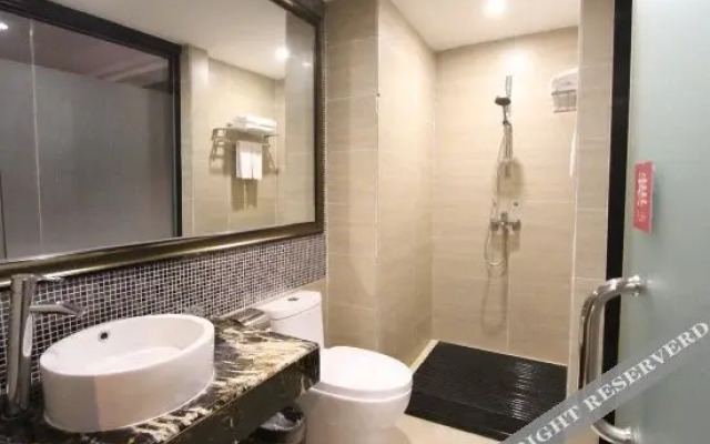 Maoming Zhanquan Hotel (People's Square High-speed Railway Station)