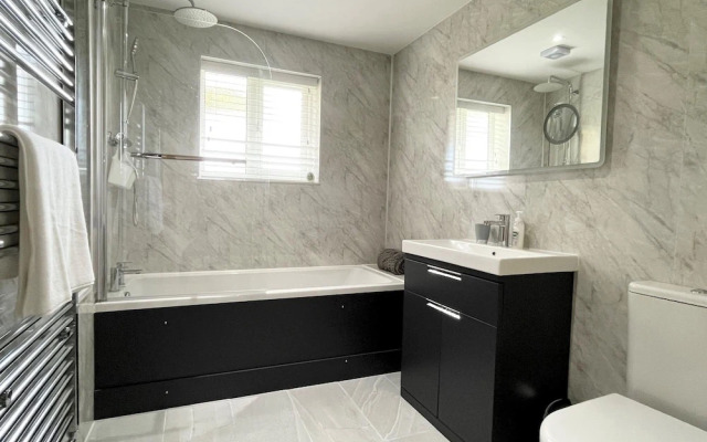 Gorgeous Spacious Bungalow Serene Garden Parking