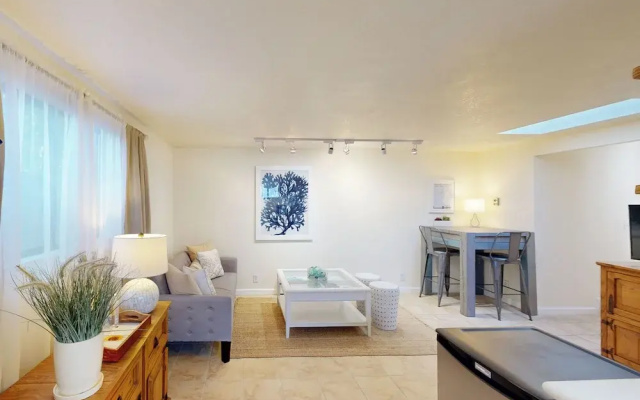 Stroll to Shore: Stinson Beach Gem w/ Hot Tub