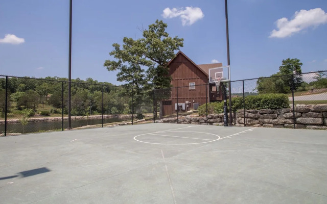 Whispering Woods Lodge - Sleeps 6 2 Bedroom Home by RedAwning