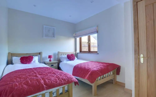 Quaint Holiday Home in Boughton Lees With Garden