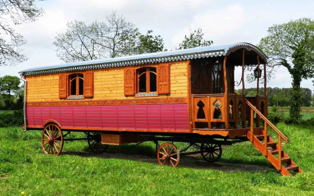 Une roulotte et des chevaux