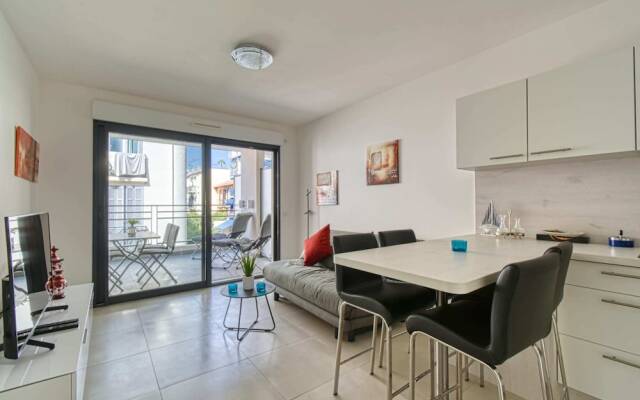 Modern Apartment With Private Balcony, Near Palais