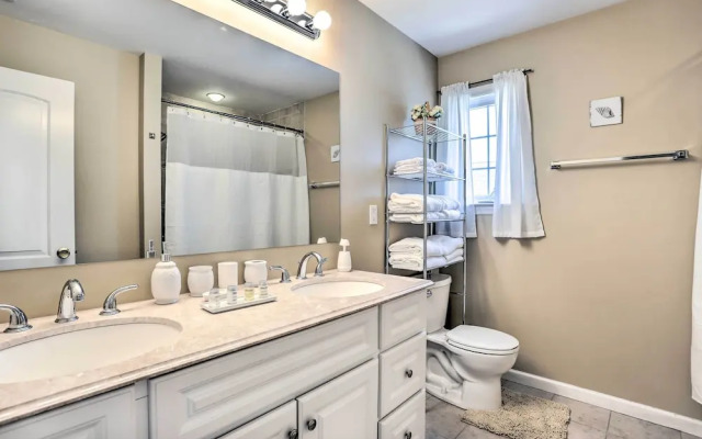 Ideally Located Glen Cove Apartment!