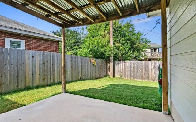 Cozy Getaway, Minutes from Austin!