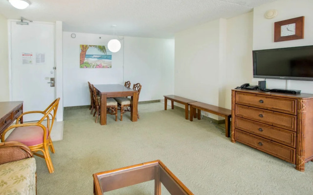 Waikiki Banyan - Ocean View Tower 1 Suite 2214