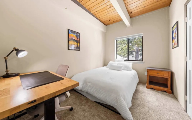 Tahoe City Retreat For 8!