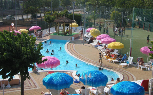 Color Metropolitan Family Hotel